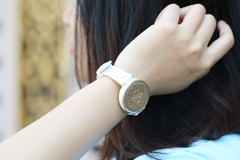 Đồng hồ thông minh Garmin Lily dây silicone trắng phù hợp với nữ thanh lịch